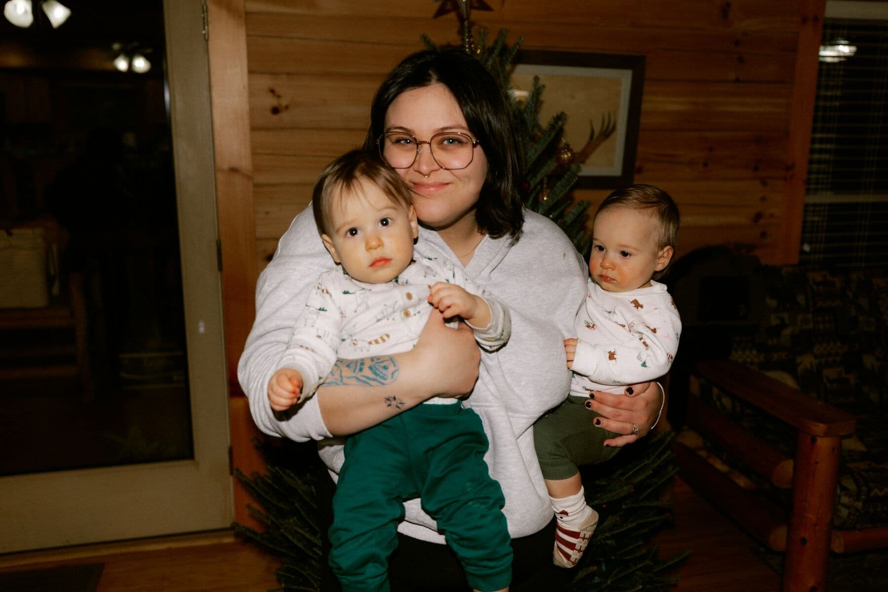 Familj hemma med färdiginstallerad och genomgången värmepump
