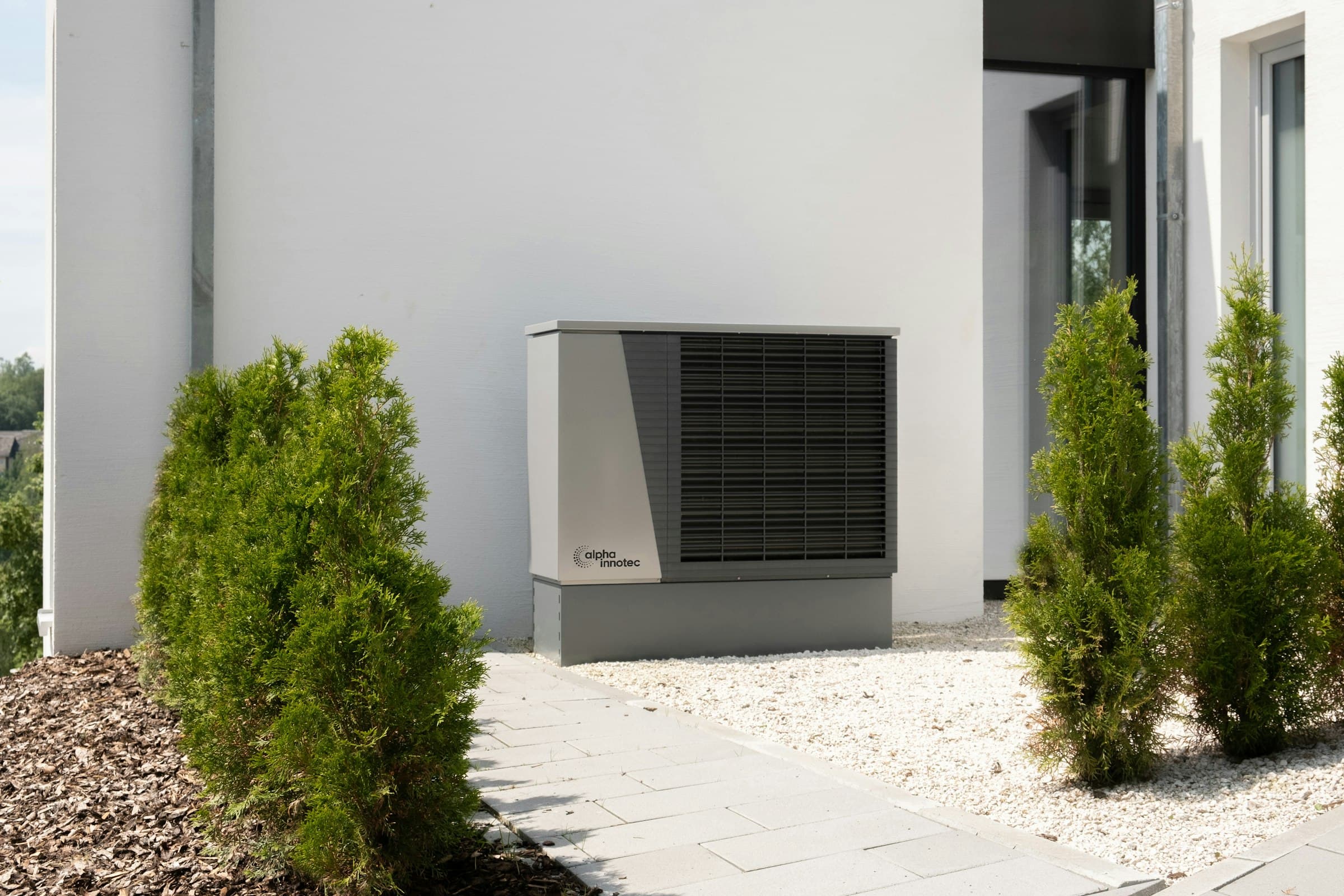 Modern värmepump installerad vid en villa i Trelleborg